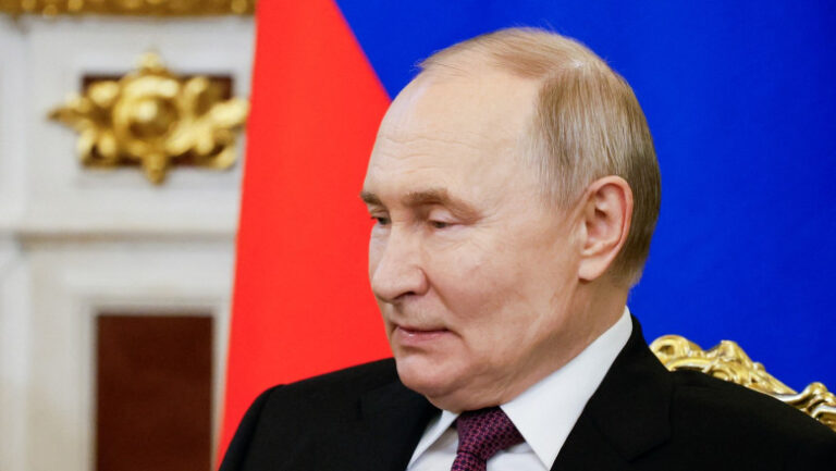 Bloomberg: Putin cere suspendarea livrărilor de arme către Ucraina pentru a accepta armistițiul propus de Trump