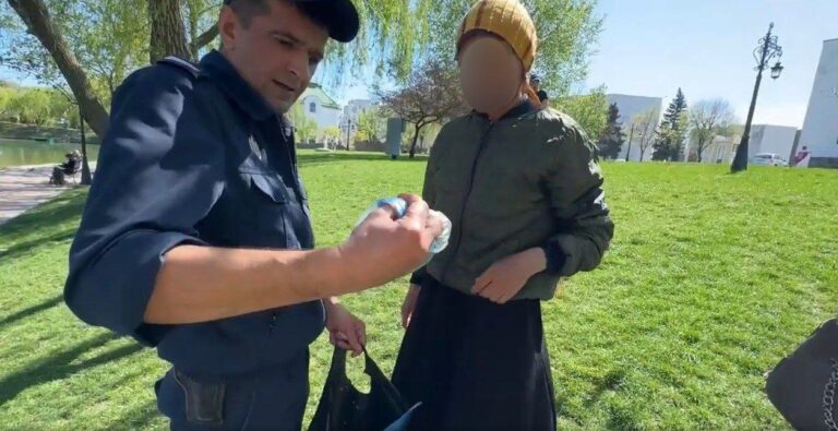 Femeia din Tiraspol care servea copiii cu dulciuri otrăvite într-un parc, trimisă la Psihiatrie