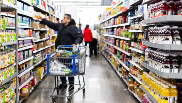 Un miliardar îndeamnă populația să facă provizii de consumabile după anunțul lui Trump: „Pastă de dinți, săpun orice”