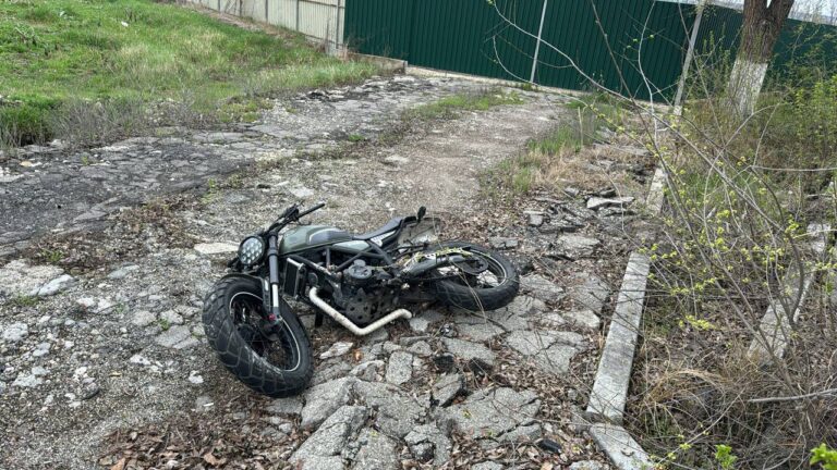 Accident tragic la Ialoveni: Un tânăr a decedat, după ce s-a tamponat cu motocicleta într-un copac