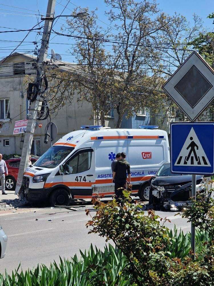 FOTO/ Ambulanță aflată în misiune, implicată într-un grav accident la Cahul: Patru persoane rănite