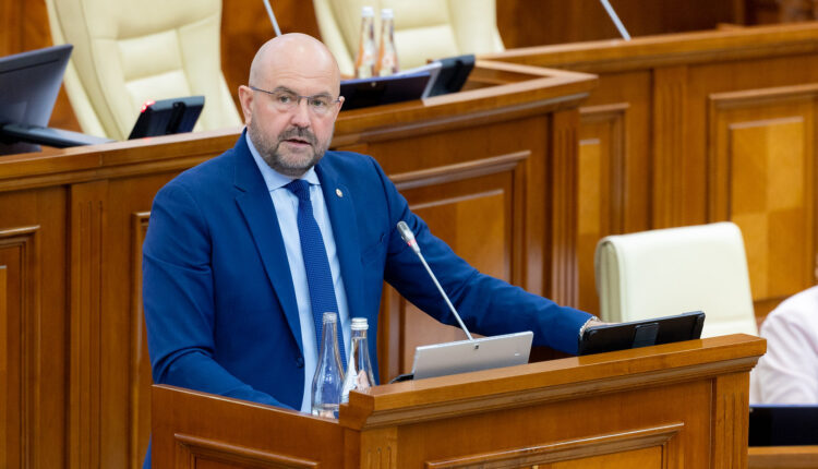 Moțiunea simplă împotriva politicilor MIDR a picat: Vladimir Bolea rămâne în funcție