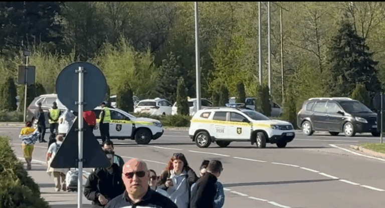 Accesul transportului privat pe teritoriul Aeroportului Internațional Chișinău, blocat de Poliție