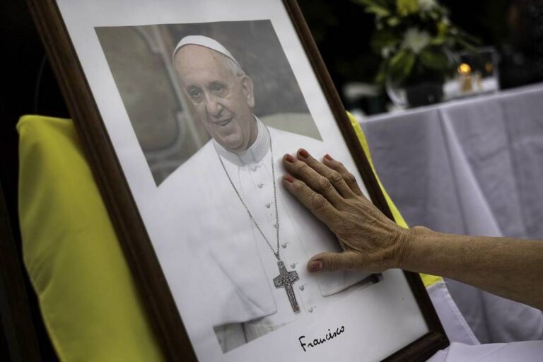 Prima congregație a cardinalilor pentru a organiza succesiunea Papei Francisc va avea loc marți
