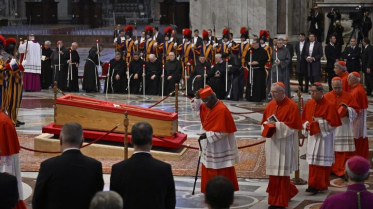Funeraliile Papei Francisc // Șefi de stat se reculeg în fața sicriului închis al defunctului Pontif
