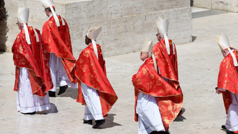 Cardinalii se întâlnesc la Roma pentru a stabili calendarul conclavului
