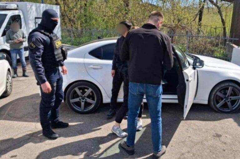 Au oprit un șofer beat și fără permis, dar au pornit direct spre buzunarul lui: Doi polițiști, reținuți pentru corupție