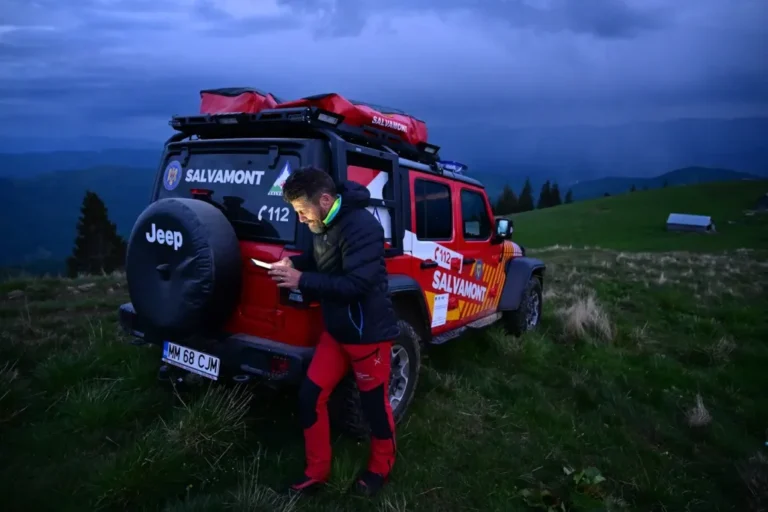 Patru ucraineni care au trecut granița în Munţii Maramureşului, recuperați de salvamontişti. Unul a fost dus la spital