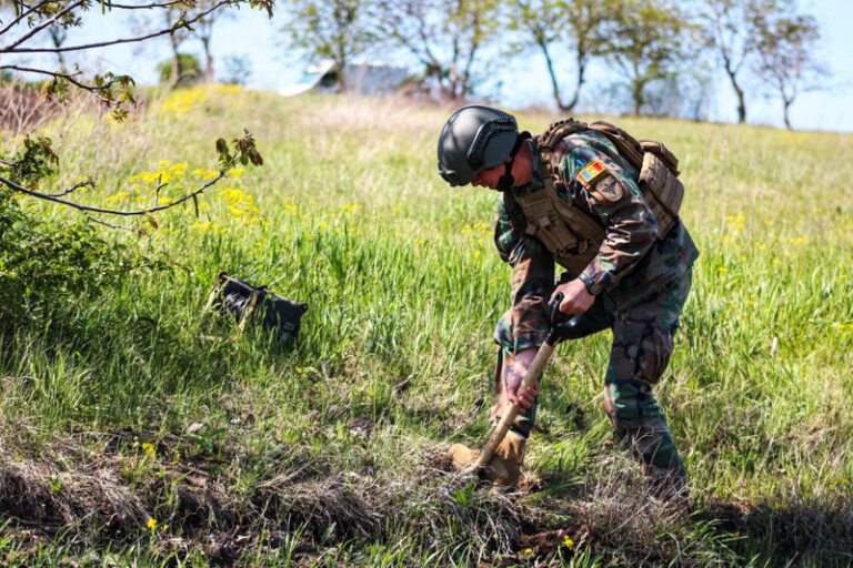 Geniștii Armatei Naționale au neutralizat peste 200 de obiecte explozive în aprilie, majoritatea din Al Doilea Război Mondial