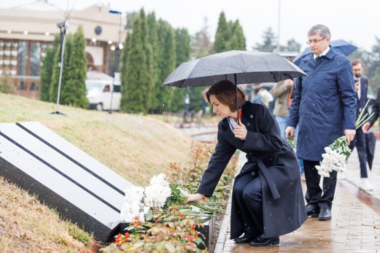 Maia Sandu și liderii de stat au comemorat eroii celui de-al Doilea Război Mondial la Memorialul „Eternitate”
