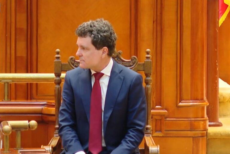 Nicușor Dan depune jurământul ca președinte al României în plenul Parlamentului