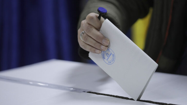 RECORD ISTORIC: Peste 100.000 de români din R. Moldova au votat pentru viitorul președinte al României