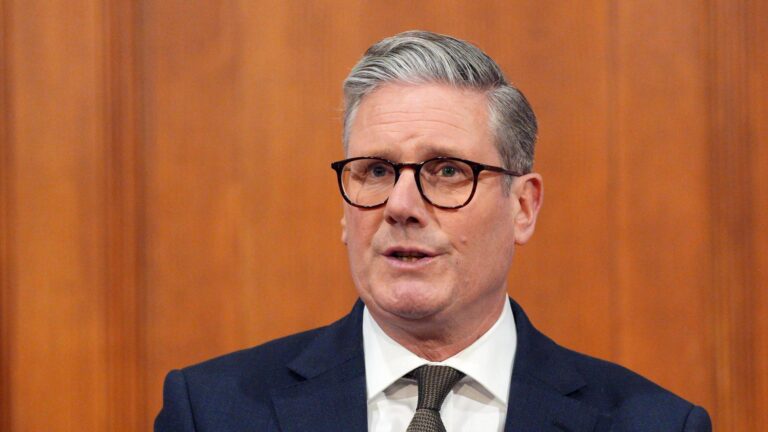 Keir Starmer: „Putin trebuie să plătească prețul refuzului de a face pace”. Londra amenință cu noi sancțiuni energetice