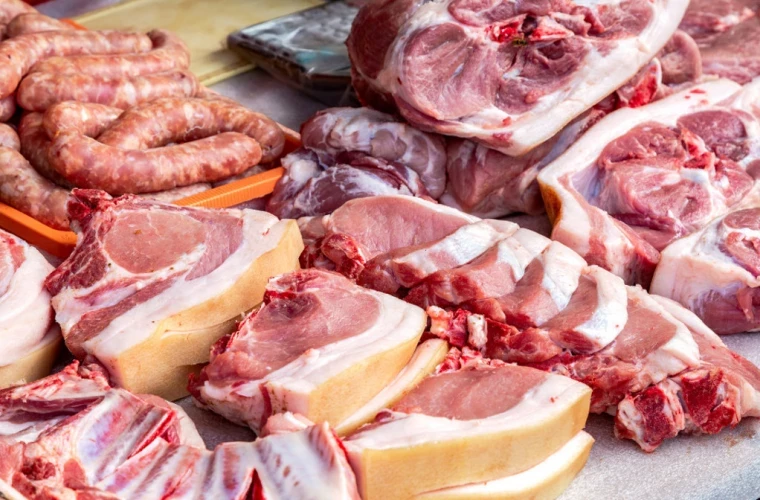Peste 420.000 de lei în amenzi aplicate de Fisc comercianților de carne de porc în piețele din 25 de raioane