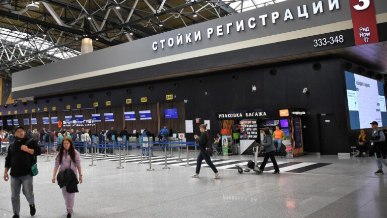 Mai multe aeroporturi rusești au fost închise pe fondul atacurilor cu drone: Sute de zboruri, anulate