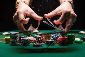 VIDEO/ Poker, hașiș și bani grei: Cazinou ilegal, destructurat în Chișinău
