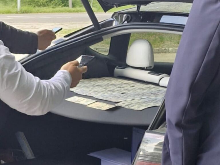 Dosar de corupție la Vamă: Șeful Biroului Vamal Centru și un broker, reținuți pentru mită de peste 40.000 de dolari