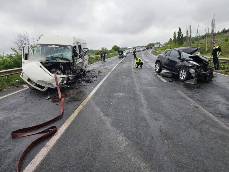 FOTO/ Accident frontal între un Nissan și un microbuz de rută la Bardar: 6 persoane, transportate la spital