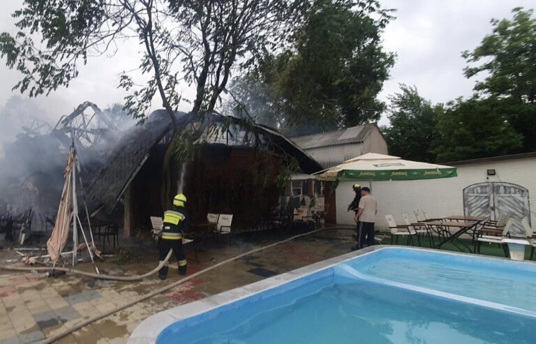FOTO/ Incendiu devastator la un restaurant din Comrat: Cinci echipaje de pompieri, la fața locului
