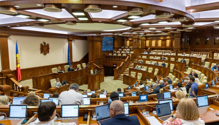 Votat: Tinerii specialiști angajați în industrii de importanță strategică vor beneficia de indemnizații de 3000 de lei