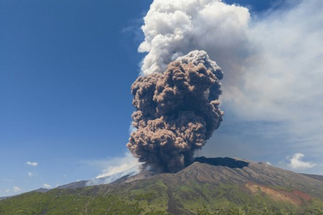 FOTO/ Erupție spectaculoasă a celui mai activ vulcan din Europa! Imagini inedite din Italia