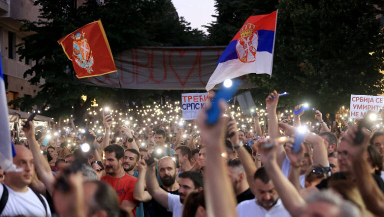Proteste violente la Belgrad: Președintele sârb denunță „o lovitură de stat”