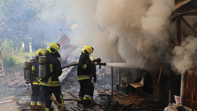 Alertă în sectorul Botanica: Un incendiu puternic a izbucnit într-un depozit de mobilă