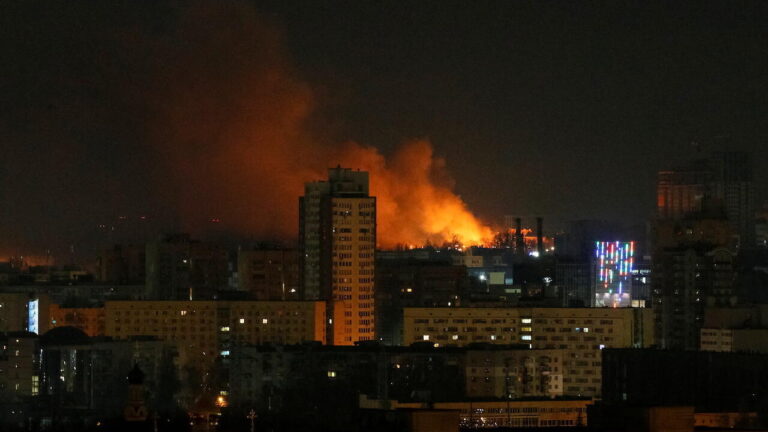 Atacuri devastatoare asupra Kievului: Cel puțin cinci morți și zeci de răniți în urma loviturilor cu drone și rachete rusești