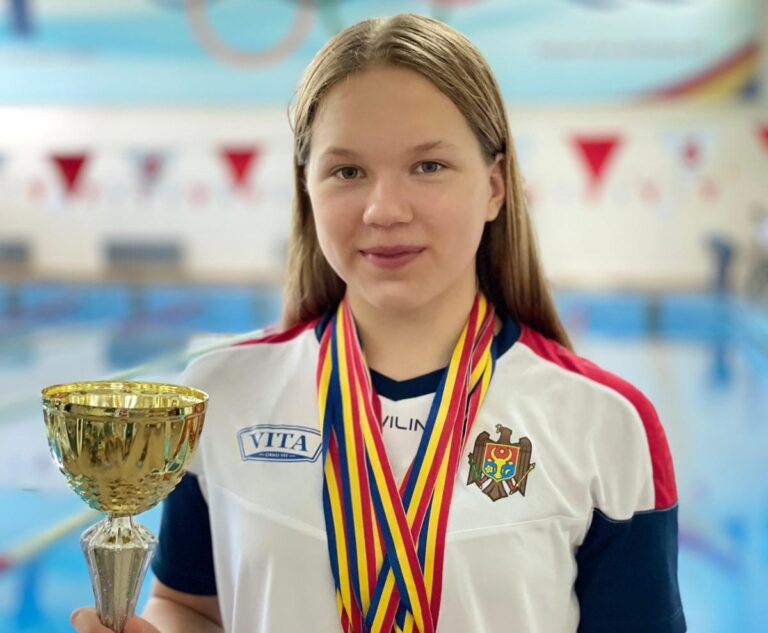 Tânără speranță a înotului moldovenesc: Alexandra Ablovatskaia, cea mai bună sportivă la Campionatul RM