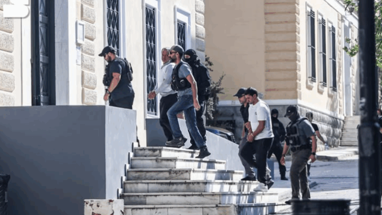 VIDEO/ Noi imagini cu Plahotniuc și Țuțu: Fostul lider PD, cu chipiu pe cap și privirea în pământ