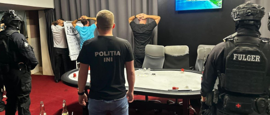 VIDEO/ Percheziții într-un cazinou ilegal din Chișinău: Trei persoane, reținute