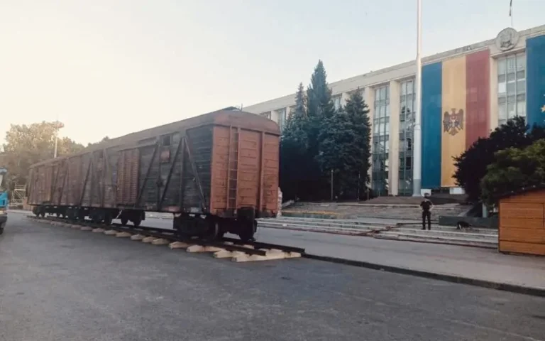 Expoziția „Teroarea de stat în Moldova sovietică” poate fi vizitată până pe 27 iulie în fața Guvernului