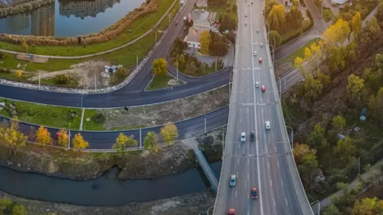 VIDEO/ Trafic ușurat în Chișinău: Podul de pe strada Mihai Viteazul redeschis pe patru benzi