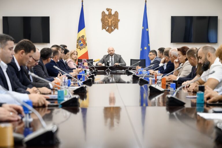 Drumuri, apă, școli și iluminat: Proiecte locale în valoare de 3 miliarde de lei, semnate