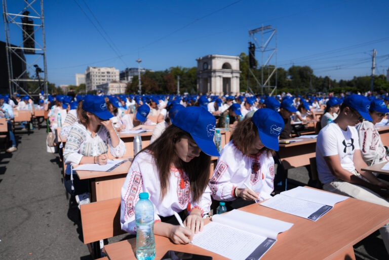 Peste 2.000 de persoane au participat la Marea Dictare Națională, de Ziua Limbii Române
