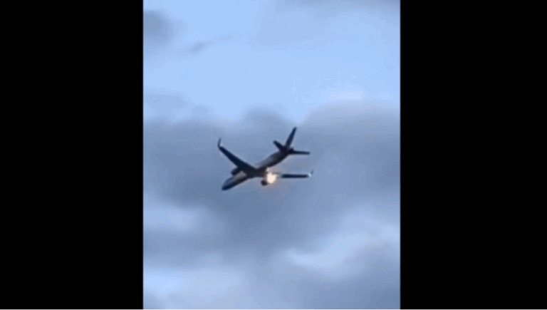 VIDEO // Un avion cu 273 de pasageri la bord a aterizat de urgenţă în Italia cu un motor în flăcări