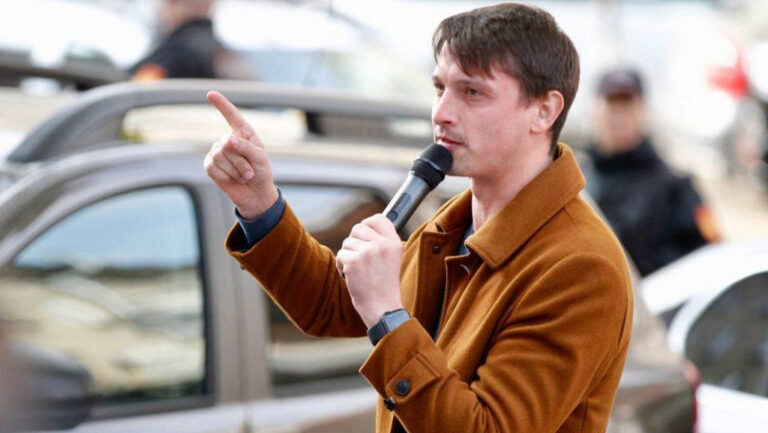 Un membru al partidului „Renaștere”, reținut după ce a vrut să blocheze coloana oficialilor europeni