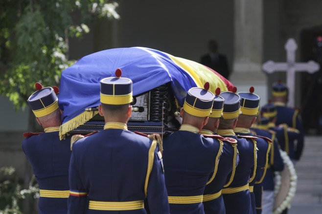 Doliu național în România: Fostul președinte, Ion Iliescu, înmormântat cu onoruri militare