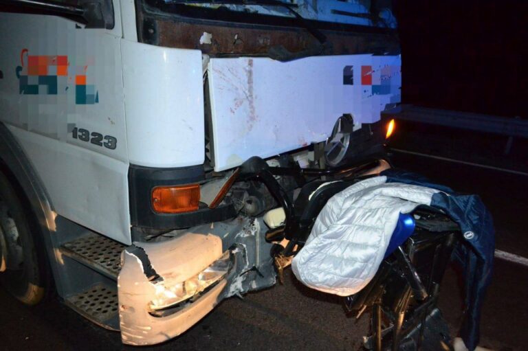 FOTO/ Accident mortal la Cimișlia: Un bărbat a murit după ce tricicleta sa a fost lovită de un camion