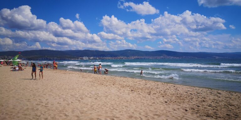 Vacanță transformată în coșmar: O copilă de 13 ani din R. Moldova, doborâtă de valuri în Bulgaria