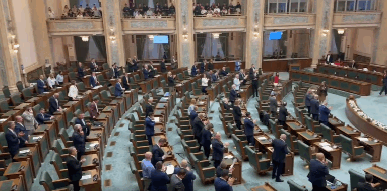 Senatul României aplaudă în picioare rezultatul alegerilor din Republica Moldova