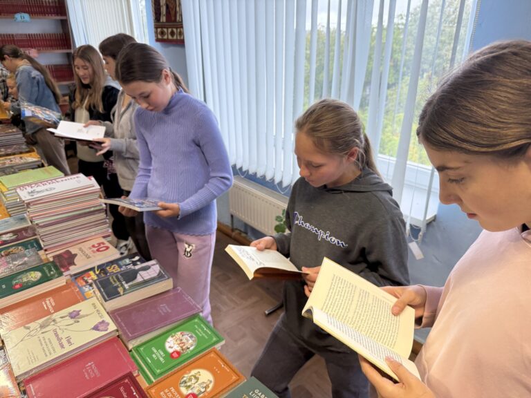 (FOTO) Mii de cărți în limba română pentru bibliotecile școlare din R. Moldova
