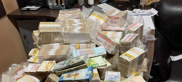 (FOTO) Percheziții la Chișinău într-un dosar de finanțare ilegală a unor partide politice: 20 de milioane de lei, ridicate