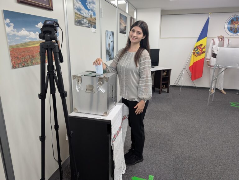(VIDEO): O studentă din Japonia, prima la urne la alegerile parlamentare: „Ieșiți la vot dacă vă iubiți țara”