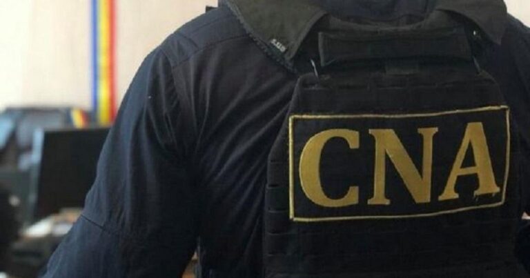 (FOTO) Percheziții în dosarul privind schema de corupție în domeniul chirurgiei estetice: O angajată a unui salon de frumusețe din Chișinău, vizată