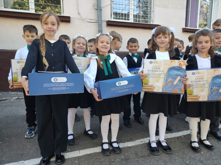 (FOTO) Mii de copii din R. Moldova au primit cărți și rechizite din partea DRRM