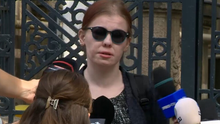 Prima declarație a femeii prinse cu 6 cuțite la intrarea în Parlamentul României: „Le-am uitat în portfard”