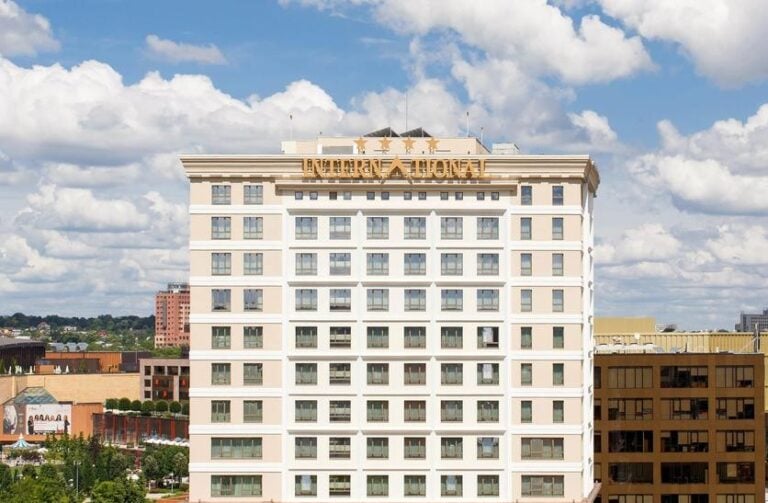 Caz uluitor la Iași: 13 basarabeni pro-ruși făceau campanie pentru Dodon dintr-un hotel