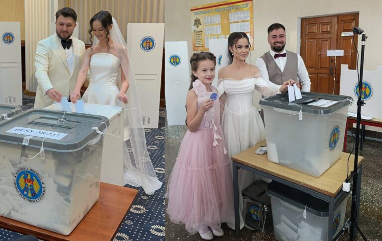 (FOTO) Dragoste și responsabilitate civică: Miri și mirese, prezenți la urne