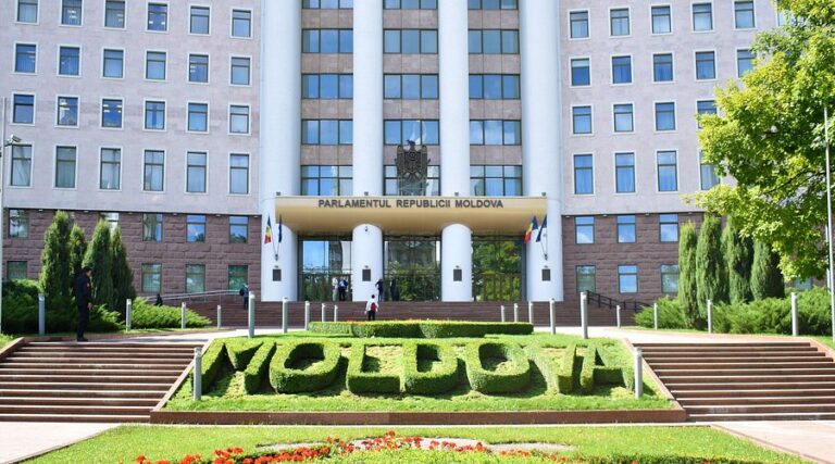 Opt deputați noi în Parlamentul de la Chișinău